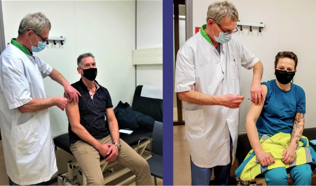 <p>Ambulancemedewerkers Micha (l) en Judith kregen het coronavaccin toegediend.</p>