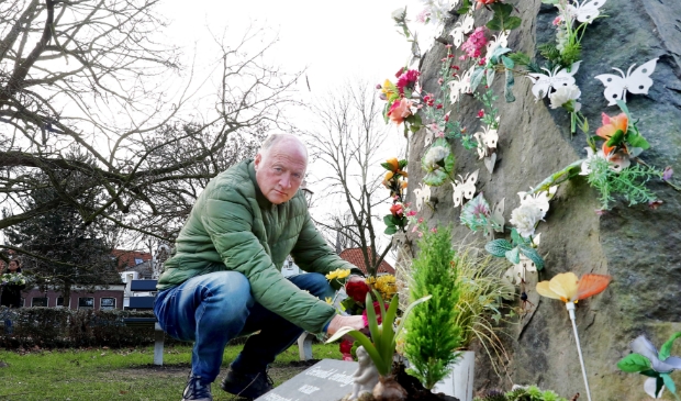 <p>Jack Keijzer bij de Vlinderrots in Hoorn, waarop ook de naam van zijn zoon Pascal een plekje heeft gekregen.</p>