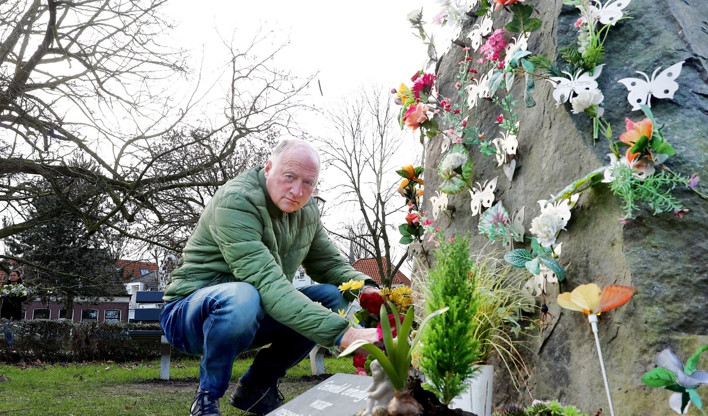 Jack Keijzer bij de Vlinderrots in Hoorn, waarop ook de naam van zijn zoon Pascal een plekje heeft gekregen.