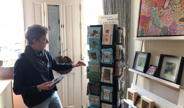 <p>Trudy bekijkt de kaarten voor Inloophuis Pisa bij Liensart in Obdam.</p>