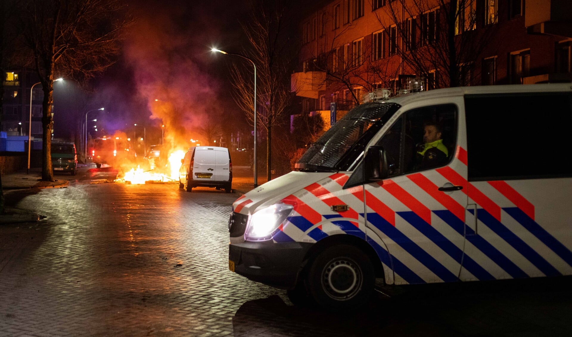 Haarlem - De Mobiele Eenheid heeft maandag 25 januari moeten ingrijpen bij rellen in de wijk Schalwijk. Een groep relschoppers gooide stenen en stak een auto in brand.