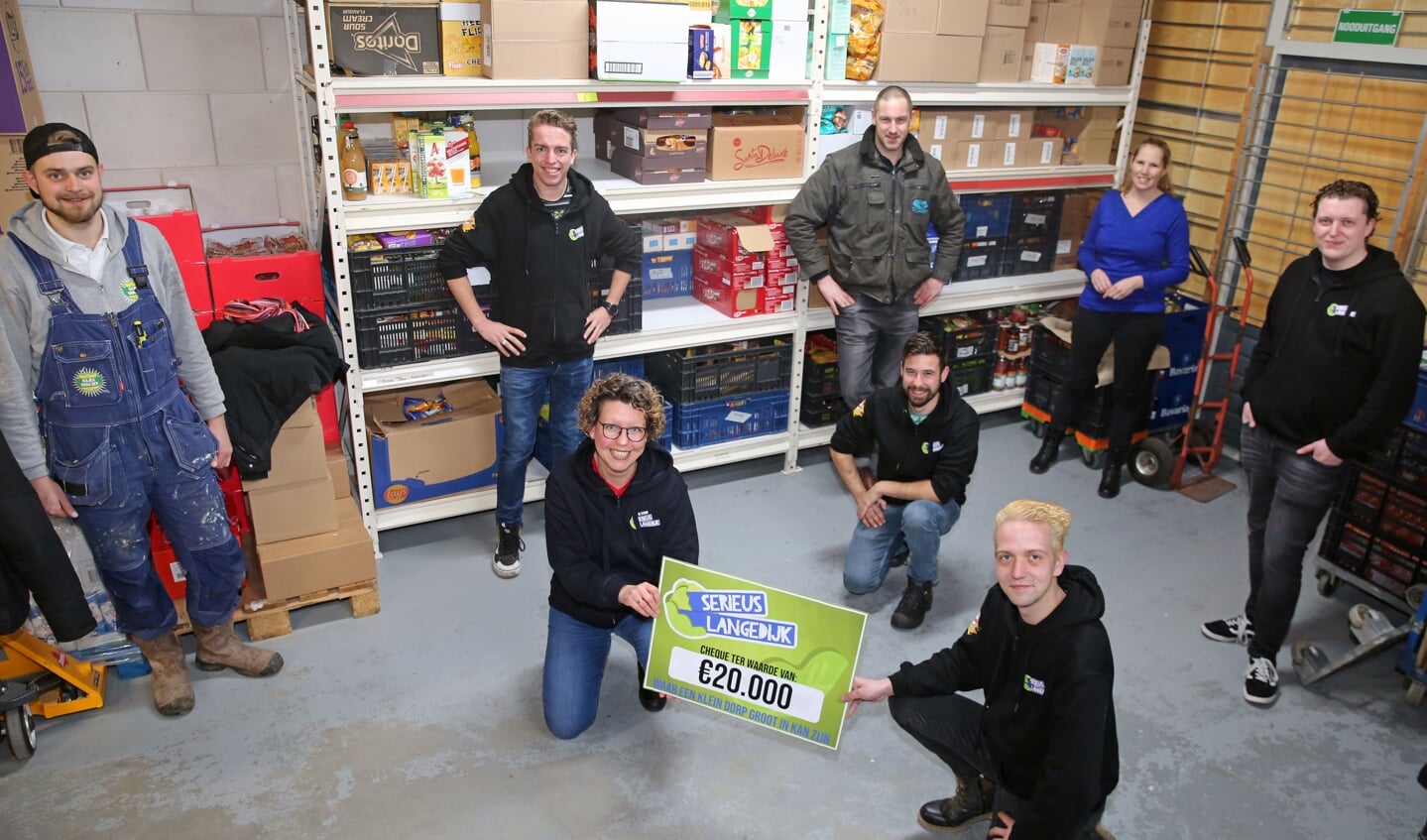 De cheque werd woensdag overhandigd. vlnr: Robin Kors, Thomas Lute, Carla van Hoorn, Ruben Gieling, Didier Ruijters, Linda Strijbis, Stef Callenbach en Nicky Roos.