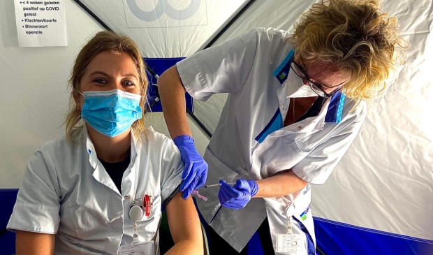 <p pstyle="PLAT">Arts-assistent Elise Janssen krijgt een coronavaccin.</p>