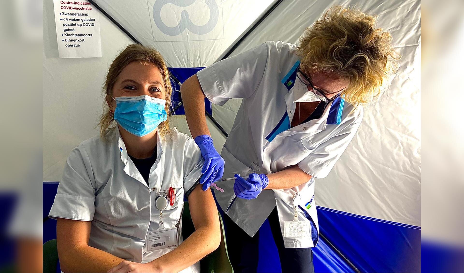 Arts-assistent Elise Janssen krijgt een coronavaccin.