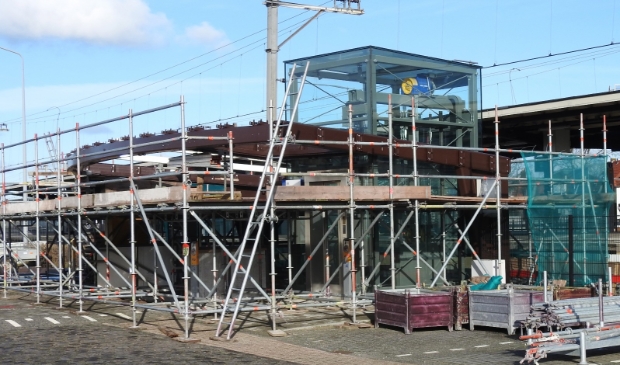 <p>Duinzijde NS-station nog een maand in de steigers.</p>