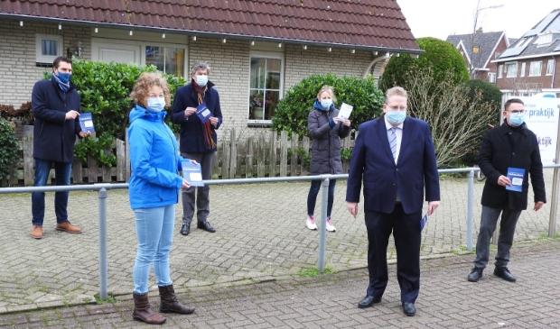 <p>Fotobijschrift; Demonstratieve uitreiking van de diner-bon door burgemeester Mans en wethouder Slettenhaar aan vertegenwoordigers Buurt- en Thuiszorgorganisaties.</p>