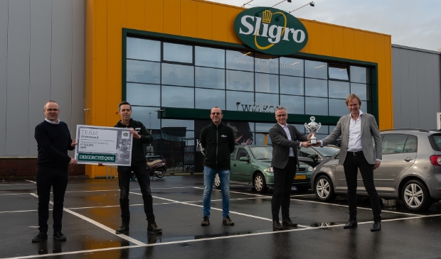 <p>Trotse medewerkers op de parkeerplaats van Sligro Purmerend. Van links naar rechts de afdelingsmanagers Ronald Geessink, Frans Zwirs en Richard Hol. Tweede van rechts vestigingsdirecteur Nico Molenaar krijgt de beker van Kees Kiestra, directeur Zelfbedieningen van Sligro Nederland.</p>