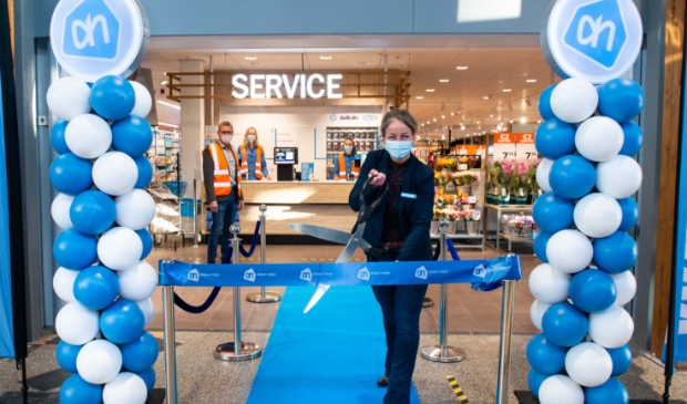 <p>Supermarktmanager Bregje Maes opent vernieuwde AH Castricum.</p>
