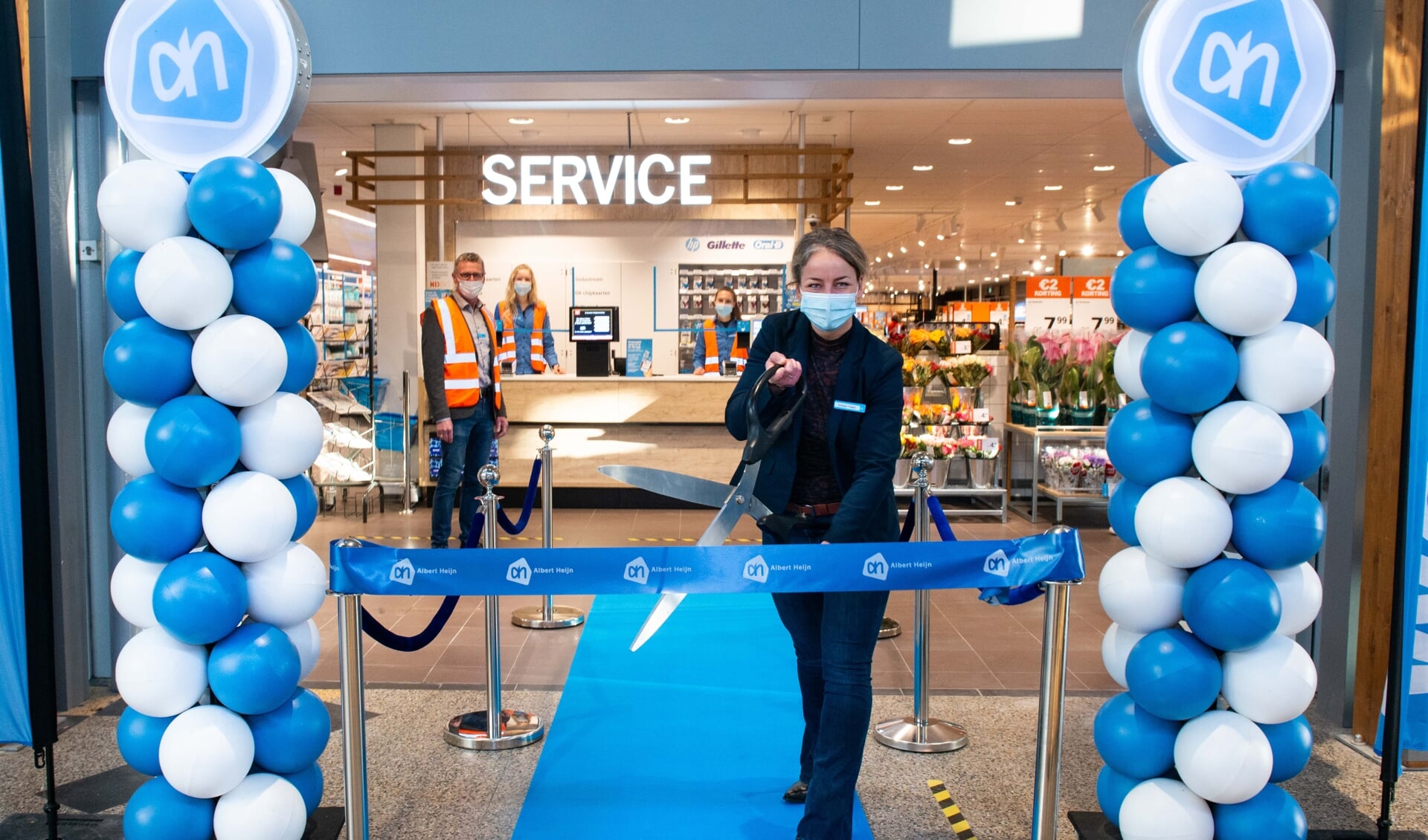 Supermarktmanager Bregje Maes opent vernieuwde AH Castricum.