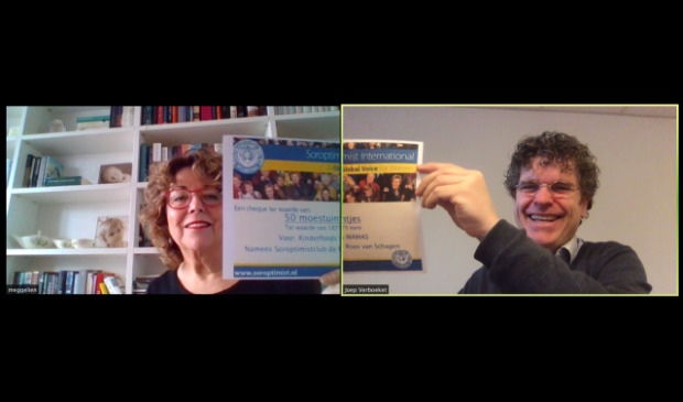 De digitale overhandiging van de cheque door Meggelien de Weijer (Soroptimistclub de Roos van Schagen) aan Joep Verboeket (KInderfonds MAMAS)