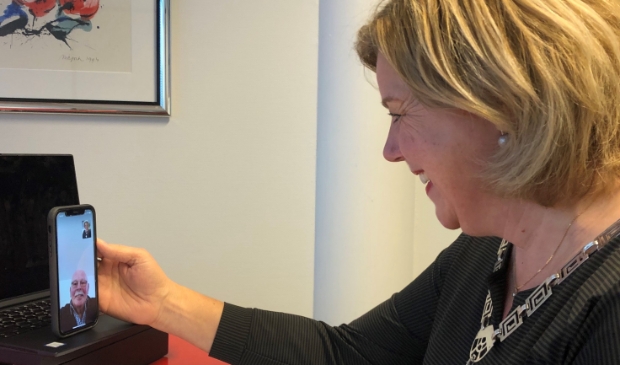 <p>Vrijwilliger van het jaar 2020 Gerrit Bakkum werd online gefeliciteerd door burgemeester Bonsen.</p>