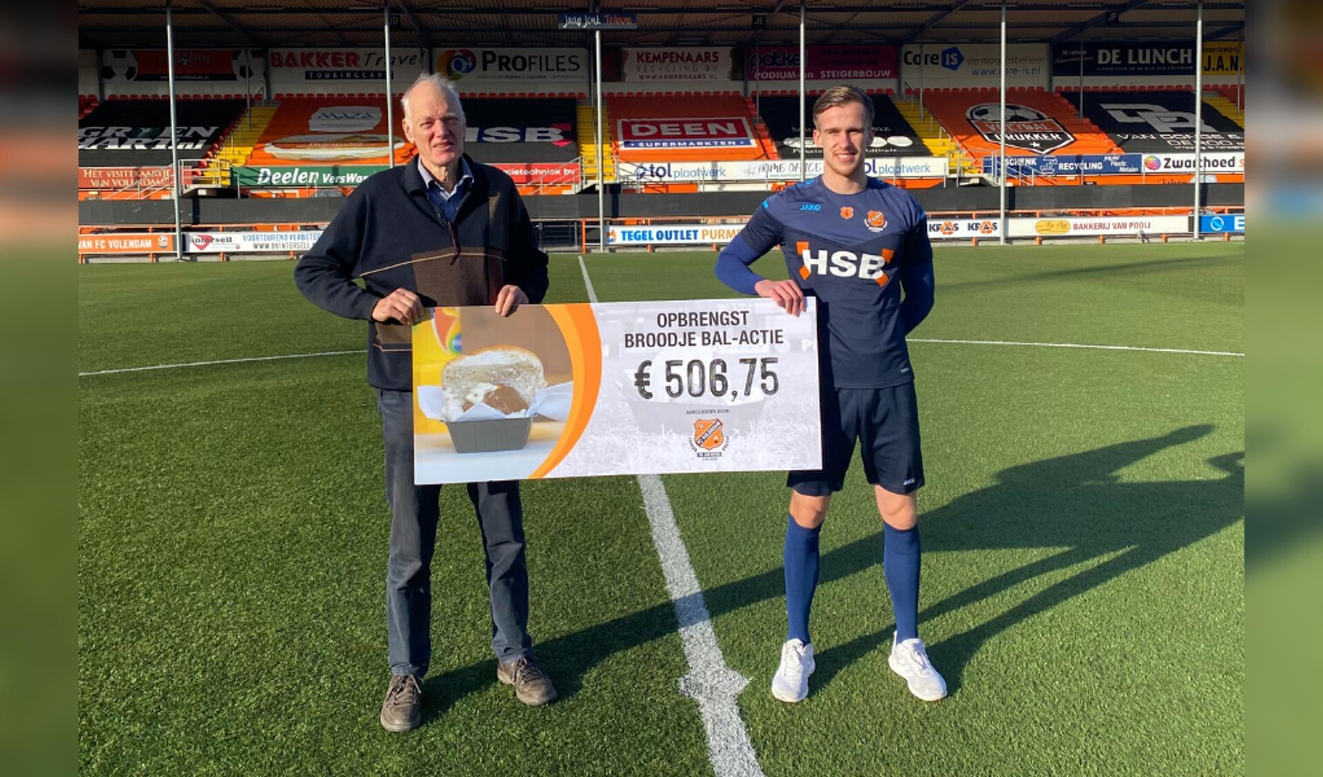 Johan Hage, bestuurslid van Voedselbank Purmerend (op de foto) ontving een cheque van  € 508,75 uit handen van speler Marco Tol. De andere cheque ging naar missieteam Volendam. 