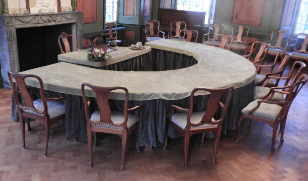 <p>De fraaie gestoffeerde stoelen in het sfeervolle interieur.</p>