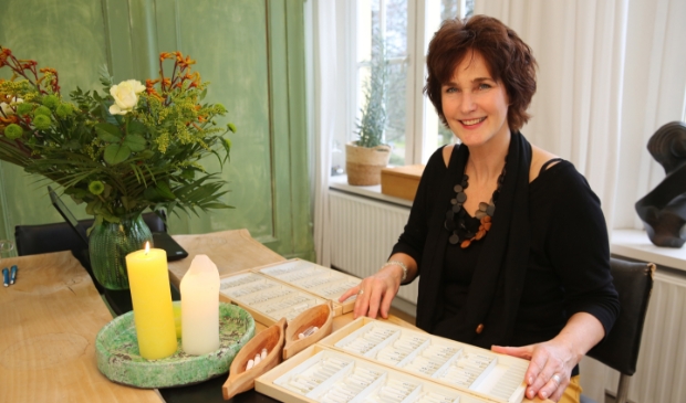 <p>Inge van Oeveren helpt je erbovenop.</p>