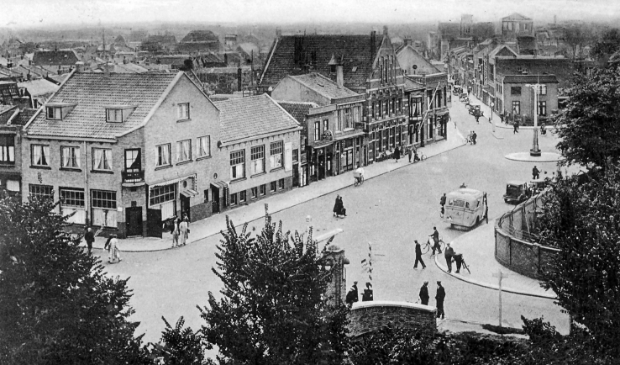 <p>Gezicht op het Koningsplein, de Prins Hendriklaan en verderop de Koningstraat, gezien vanuit de Postbrug.</p>