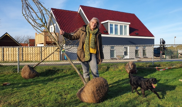 <p>Inez van Loor is blij met de fruitbomen.</p>