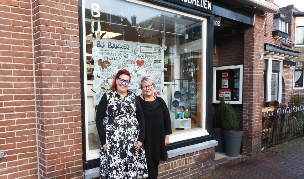 <p>Glunderende Ida Bakker (rechts) en dochter Simone op haar laatste officiële dag ‘Bij Bakker’ de 'Snoepwinkel voor kunstenaars'.</p>