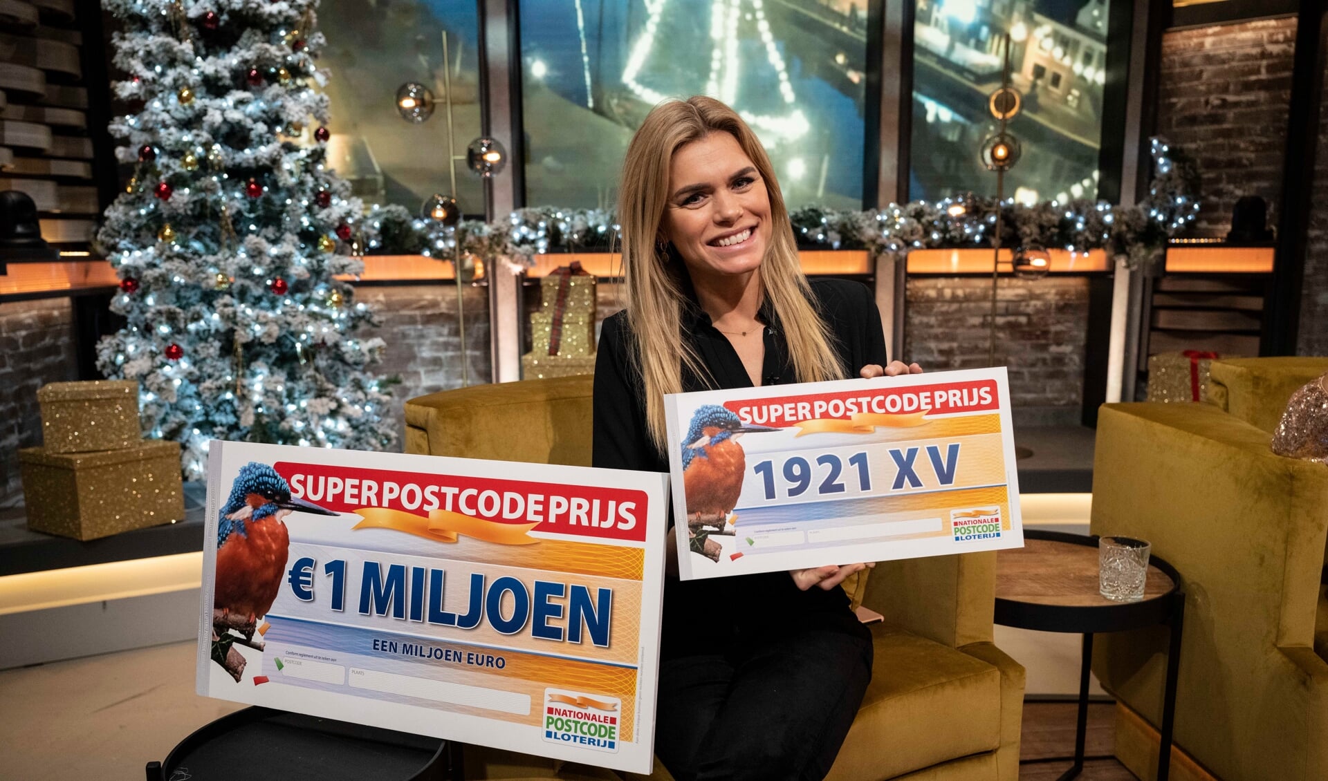 Nicolette van Dam toont de winnende postcode van de Super Postcodeprijs van de Postcode Loterij.