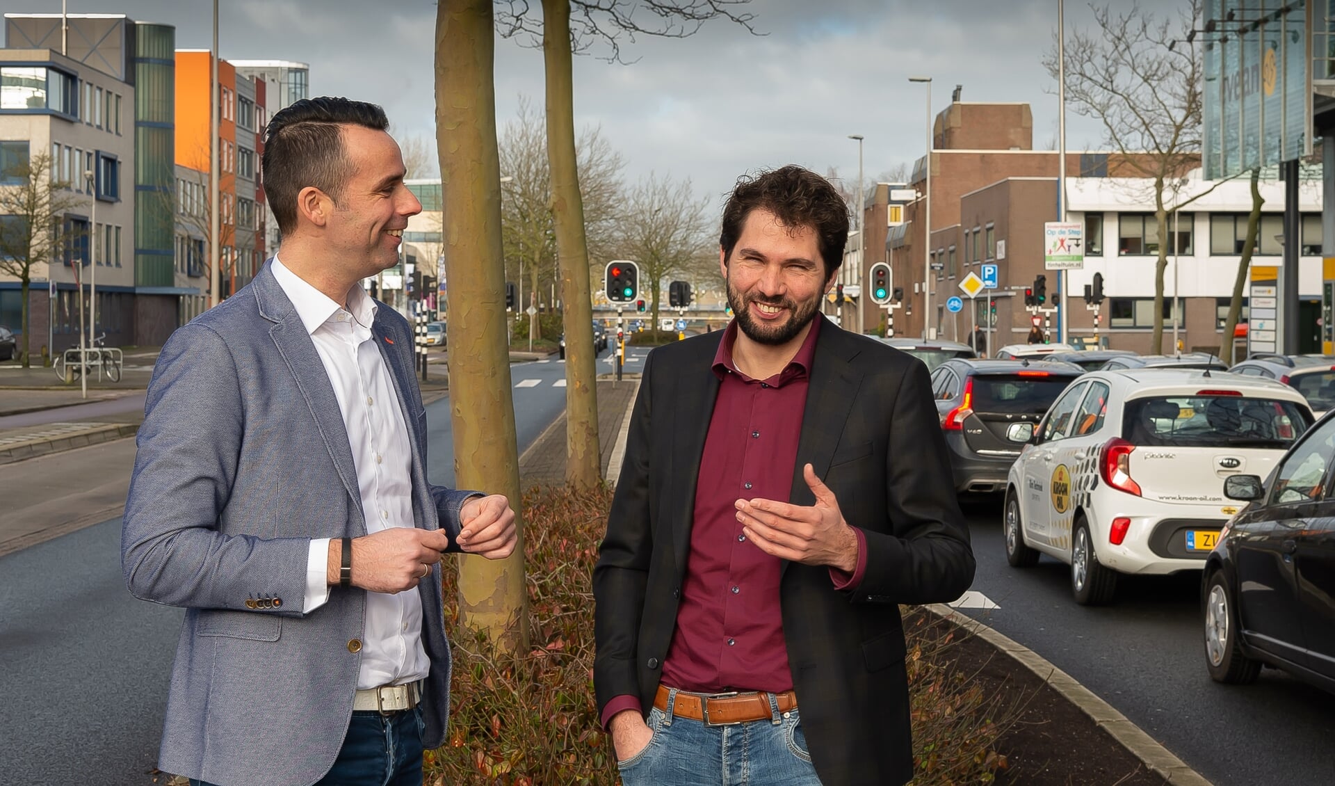 Thijs Kroese (rechts) hier samen met projectmanager Harm Jan Stalman middenin het stationsgebied.