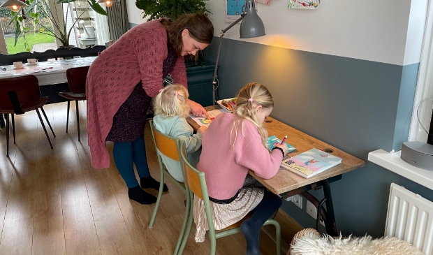 <p>Diana schoolt haar twee meiden bij.</p>