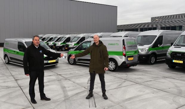 <p>Arno Merkies overhandigt de sleutel van de eerste nieuwe bedrijfswagen aan Rámon Hocqué van Stam & Co.</p>