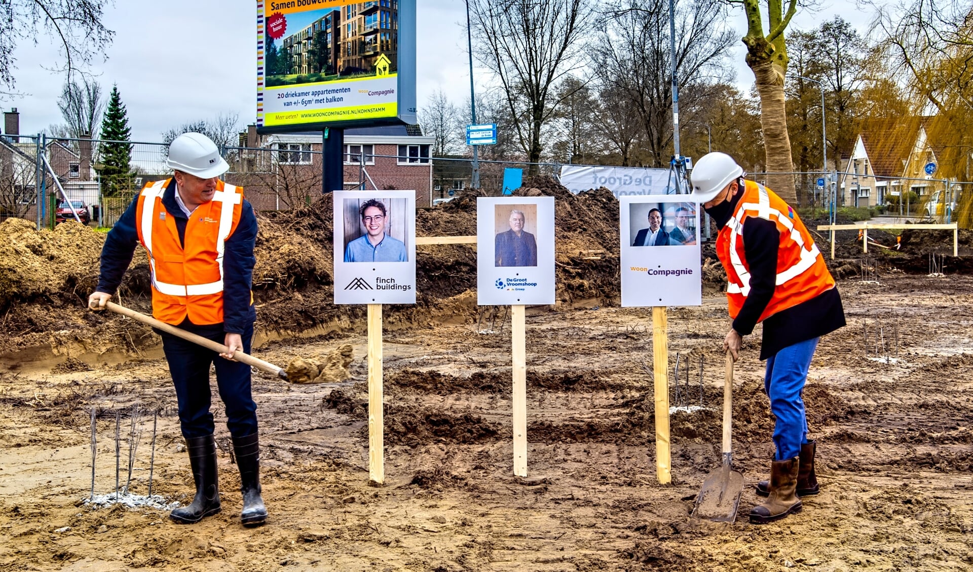 Wethouder Jelle Kaars en directeur BMB Ontwikkeling zijn trots op het feit dat er snel 62 woningen worden gerealiseerd in Monnickendam.