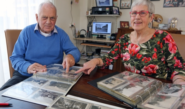 <p>Nelleke en haar broer Kees hebben samen heel wat uren doorgebracht om de ansichtkaarten te scannen voor het plakboek.</p>