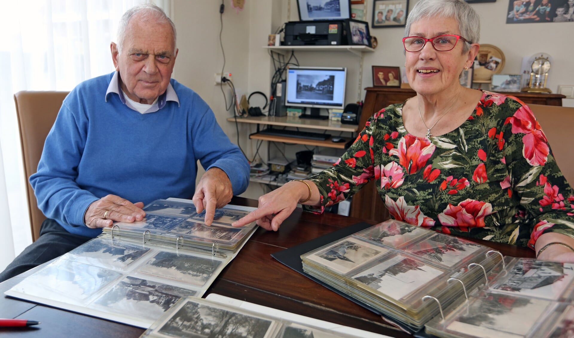 Nelleke en haar broer Kees hebben samen heel wat uren doorgebracht om de ansichtkaarten te scannen voor het plakboek.