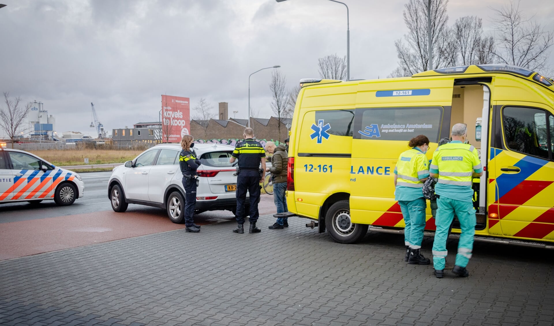 De fietser werd na de aanrijding naar het ziekenhuis vervoerd.