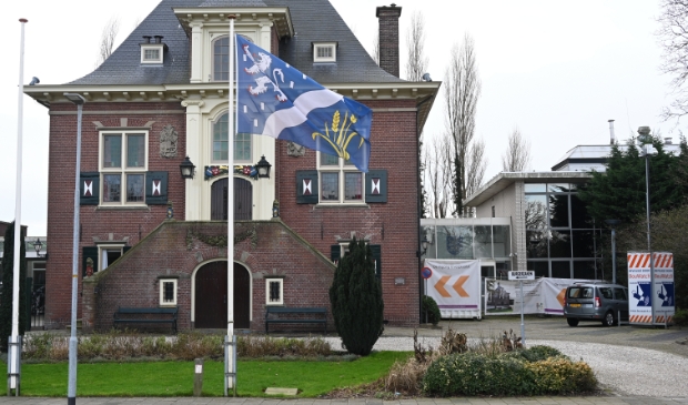 <p>Er ligt een grote berg granulaat achter de westelijke vleugel van het voormalige raadhuis in Halfweg.</p>
