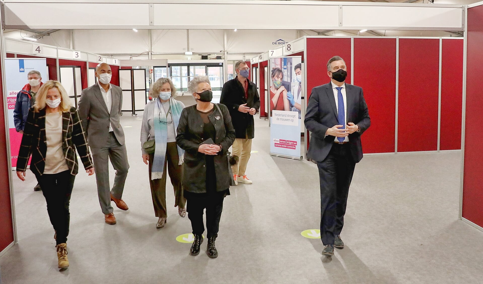 Burgemeester Emile Roemer en onder meer wethouders Konijn (Alkmaar) en Kos (Den Helder) bezoeken de priklocatie in Alkmaar.