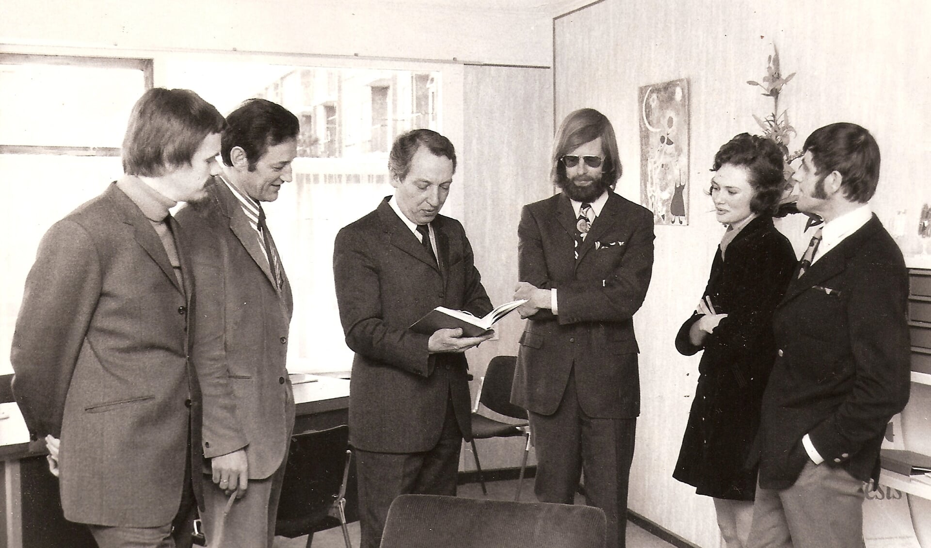 Schoolbegeleidingsdienst februari 1972 uit de periode Violenstraat. Vanaf links: Klaas Geus, onb., wethouder Klaas Muije, Hans de Vries, onb., Jan de Munck.