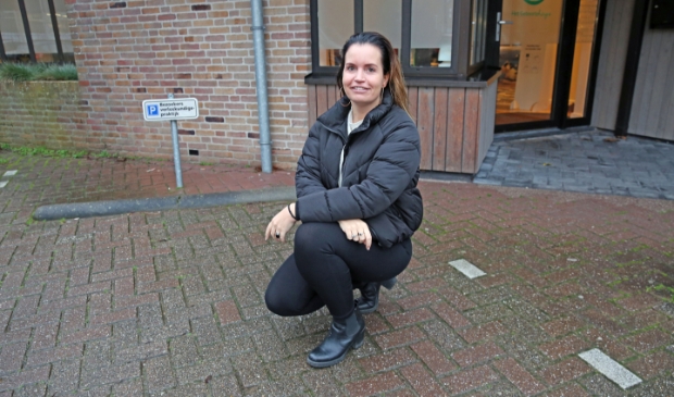 <p>Samen met collega Sofie kwam Suzanne Kruize-Wijker, verloskundige van het Geboortehuys aan de Voorburggracht, meteen in actie toen een persoon onwel werd op de parkeerplaats voor de praktijk.</p>