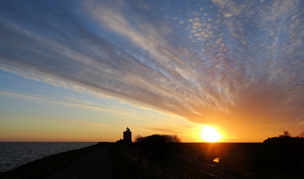 <p>Vuurtoren Andijk bij zonsopgang.</p>