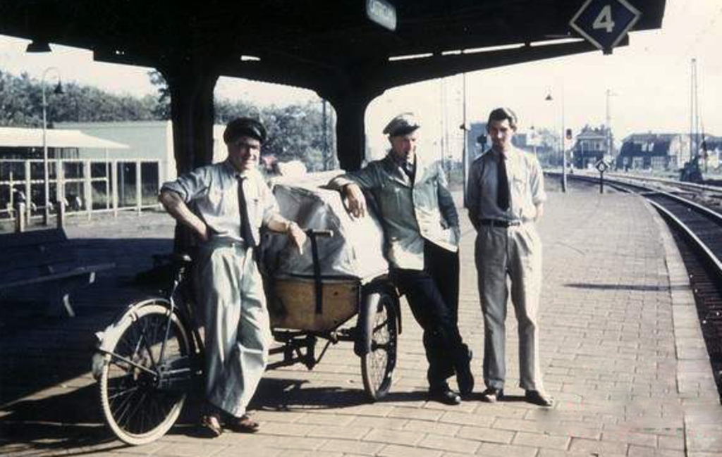 <p> Hoe het begon, post afhalen op het perron en vervolgens sorteren.</p>
