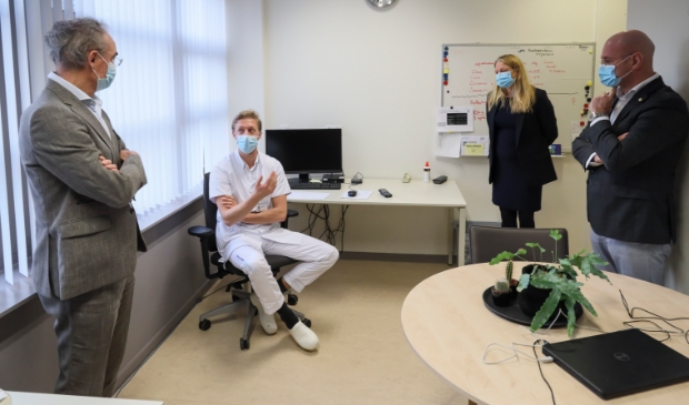 <p><em>V.l.n.r.: <em>Martin Smeekes vanuit de VRNHN, basisarts Dennis Rijlaarsdam, Raad van Bestuurslid Ymke Fokma en burgemeester Jan Nieuwenburg.</em></em></p>