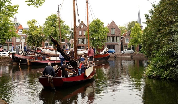 <p>Om de beleving van de historische haven en de schepen te verbeteren, wordt langs het lint een informatieve wandeling gerealiseerd met verhalen van de haven en de historische schepen.</p>