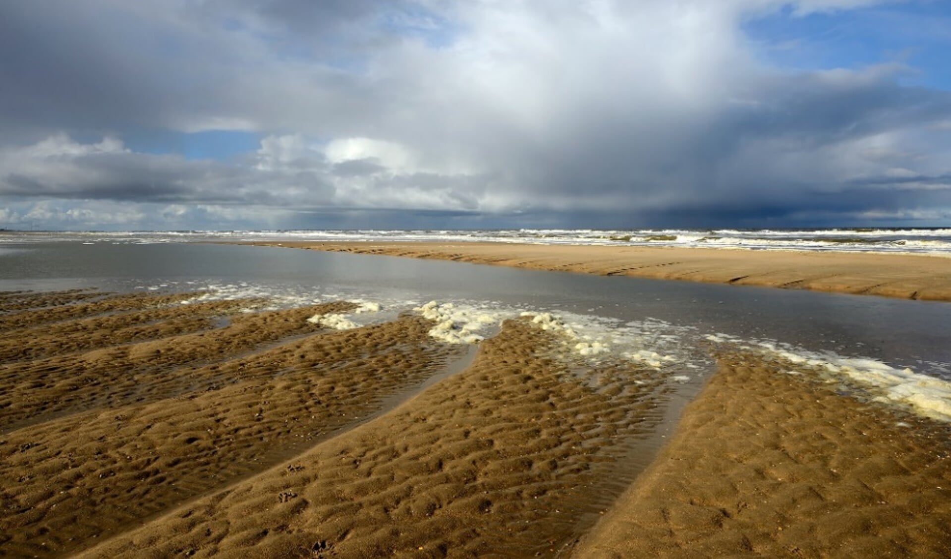 Dreigende wolkenlucht op het strand van Castricum. 