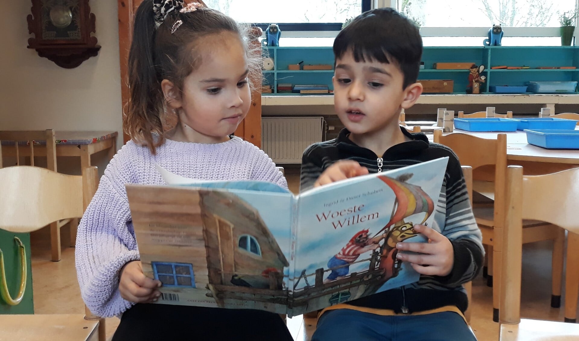 Alvast lekker lezen in het boek van Woeste Willem bij de noodopvang op kindcentrum De Duif. 