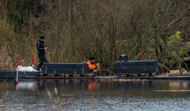 <p>Aan de vlonders en uitkijkplateaus wordt hard gewerkt om deze zaken eind volgende maand gereed te hebben.</p>