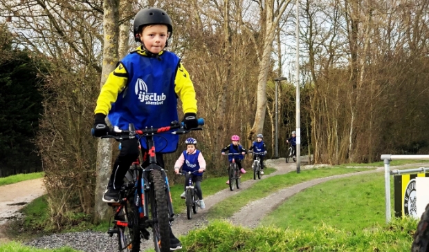 <p>In plaats van schaatsen kunnen kinderen les krijgen op een MTB.</p>