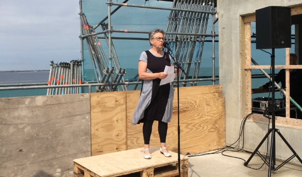 <p>De huidige stadsdichter Marja Lely in actie.</p>