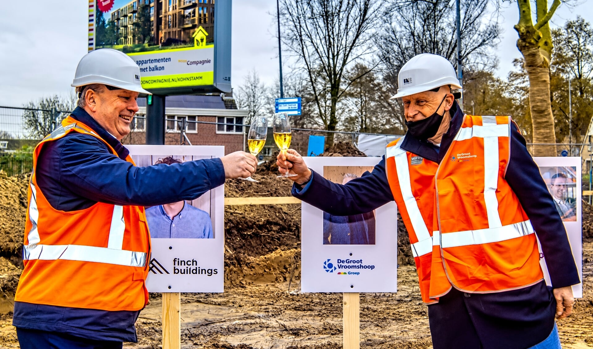 Wethouder Jelle Kaars en directeur BMB Ontwikkeling Ed de Weijer proosten bij de officiële start van de bouw van M'dam. 