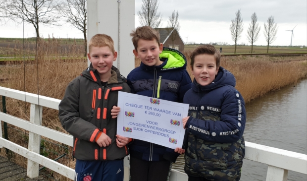 <p>Tim Pijper, Bjorn Molenaar en Joey Bakker met de cheque voor Jongerenwerkgroep Sjok.</p>