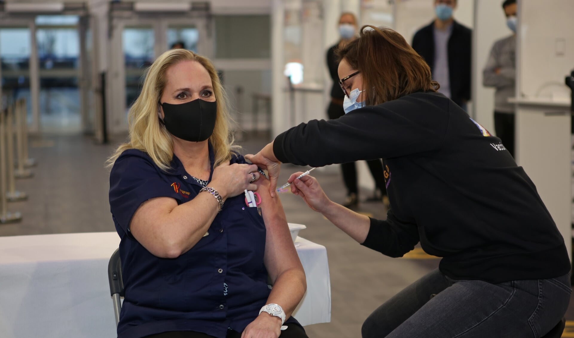 Janneke (45) was vrijdag de eerste gevaccineerde van de regio Kennemerland.