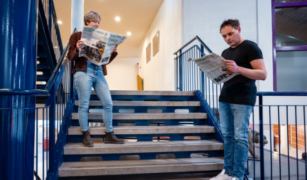 <p pstyle="PLAT">Docent biologie Martin Harinck en docent Engels Janne Cress bekijken tevreden de Nieuwsjagerseditie die in een oplage van 36.000 exemplaren verscheen.</p>