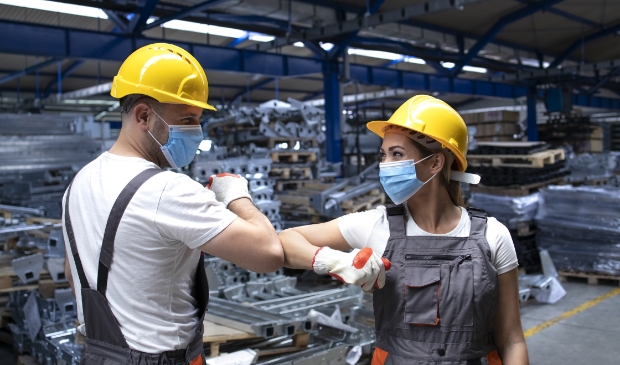 Mag een werkgever zijn medewerkers verplichten een mondkapje te dragen?