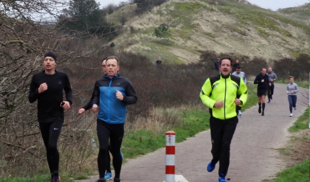 <p pstyle="PLAT">Een aantal Egmonders (Edwin de Groot rechts in het geel) ging toch even 'ritueel' lopen</p>