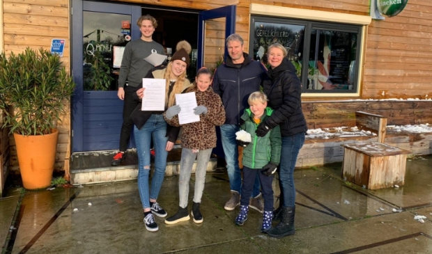 <p>Enthousiaste puzzelaars bij Q-Beach. De puzzeltocht langs het Groene Lint was een groot succes</p>