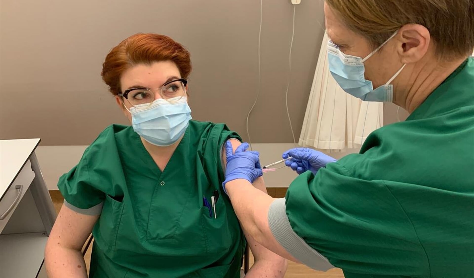 IC-verpleegkundige Yolanda Doornenbal wordt gevaccineerd.